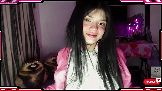 Snapshot of Sarahgin chatting on 10-25-25, 09:30 Sarahgin online show from 10-25-25, 09:30