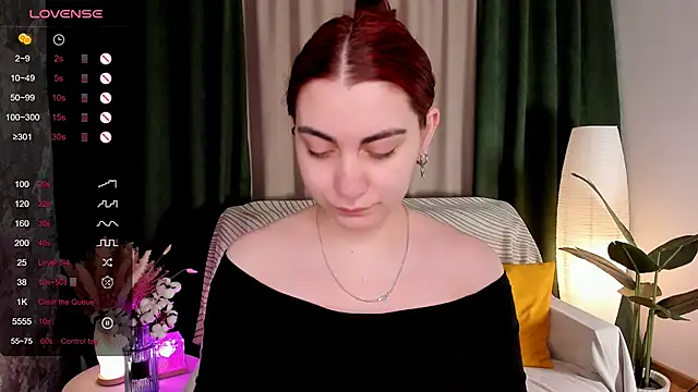 Snapshot of hannacheekss_ chatting on 04-21-26, 02:03 hannacheekss online show from 04-21-26, 02:03