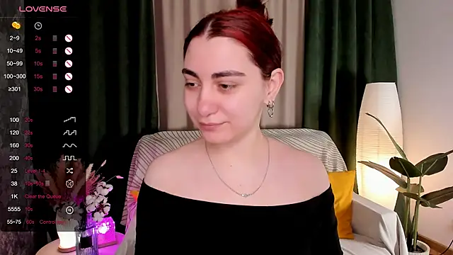 Snapshot of hannacheekss_ chatting on 04-21-26, 02:51 hannacheekss online show from 04-21-26, 02:51