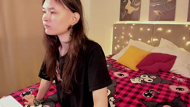 Snapshot of Emily_Strikeee chatting on 05-14-26, 01:57 Emily Strikeee online show from 05-14-26, 01:57