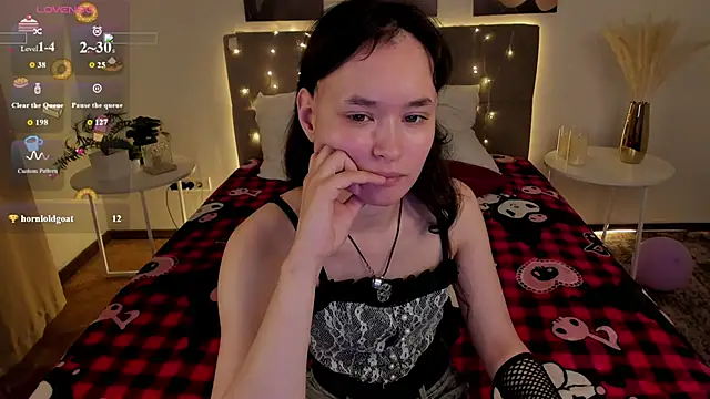 Snapshot of Emily_Strikeee chatting on 06-11-26, 02:53 Emily Strikeee online show from 06-11-26, 02:53
