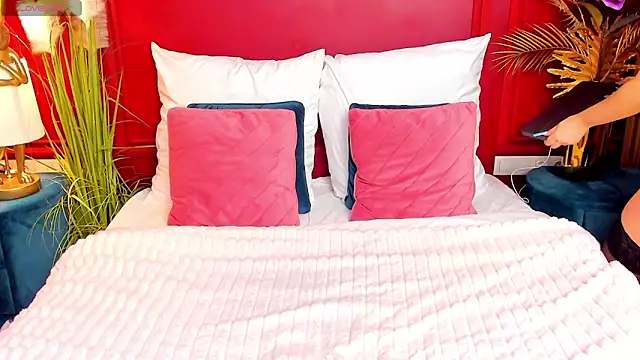 GiaCale online show from 11-23-25, 06:34