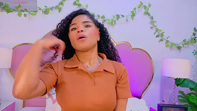 NahiaraReina online show from 12-16-25, 02:43