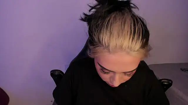 AnnikaMerliahh  online show from 11-08-25, 09:51