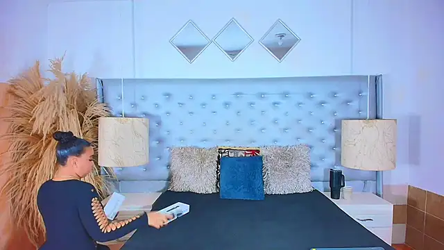 EileenBenzon online show from 10-28-25, 04:13