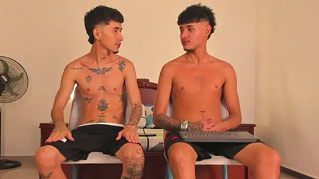 Snapshot of Ian_and_Noah chatting on 09-08-25, 11:59 Ian and Noah online show from 09-08-25, 11:59