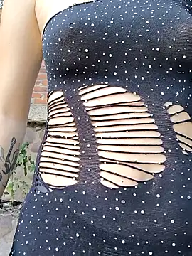 sweet outdoor charm online show from 10-12-25, 06:53