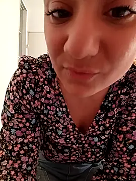 Snapshot of Nell-X chatting on 05-19-26, 11:17 Nell-X online show from 05-19-26, 11:17