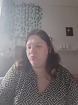 Snapshot of CurvyMilf1992 chatting on 10-17-25, 06:28 CurvyMilf1992 online show from 10-17-25, 06:28
