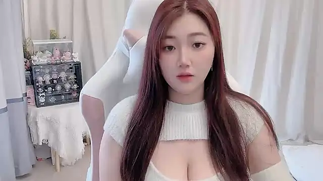 Snapshot of Stars_Elyn chatting on 12-18-24, 05:04 Stars Elyn online show from 12-18-24, 05:04