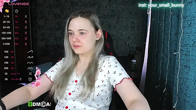 Snapshot of Your_small_bunny chatting on 10-19-25, 02:58 Your small bunny online show from 10-19-25, 02:58