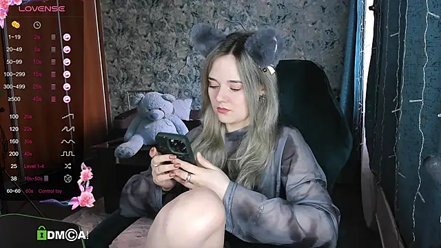Snapshot of Your_small_bunny chatting on 03-13-25, 04:27 Your small bunny online show from 03-13-25, 04:27