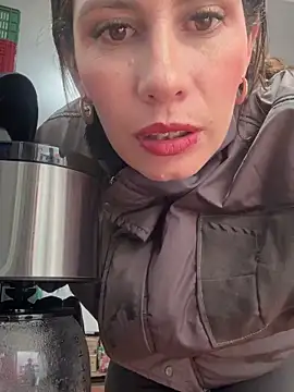 Snapshot of Alysson-- chatting on 10-08-25, 03:35 Alysson-- online show from 10-08-25, 03:35