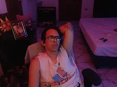 Snapshot of Pit_xxz chatting on 12-04-25, 04:33 Pit xxz online show from 12-04-25, 04:33