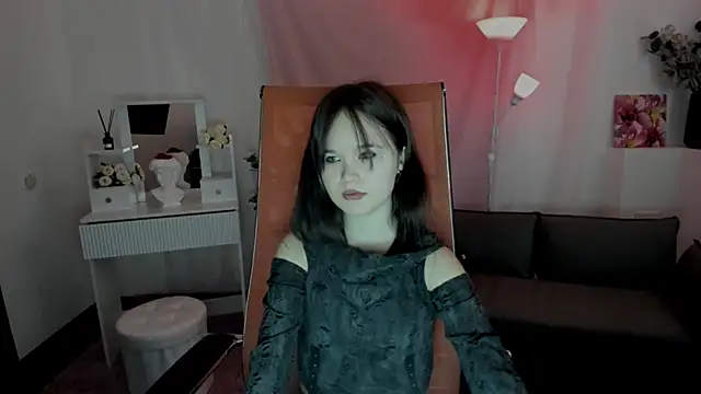 Elainebeness online show from 04-15-26, 01:11