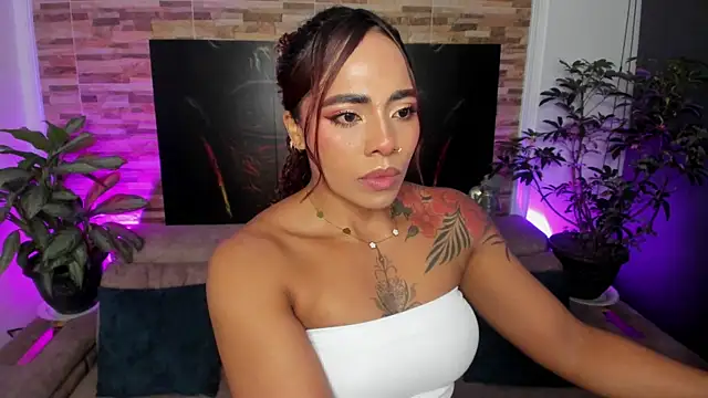 Snapshot of emilyfitness chatting on 06-11-26, 12:32 emilyfitness online show from 06-11-26, 12:32