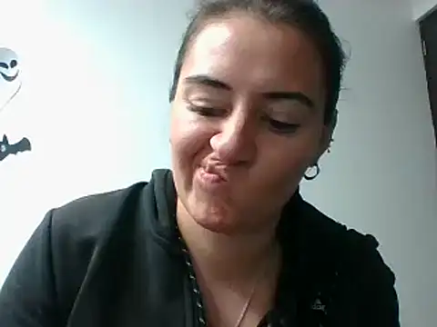 Snapshot of _karlie_kloss_ chatting on 03-13-26, 12:04 karlie kloss online show from 03-13-26, 12:04