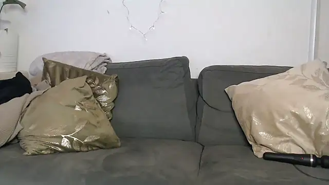 IntiMia online show from 12-19-24, 04:02