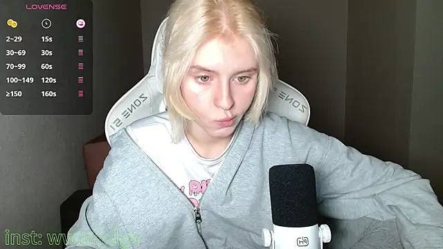LizaKisses online show from 10-15-25, 01:19