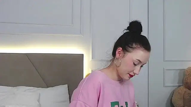 LeilaLow online show from 02-27-25, 11:17