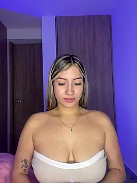 Snapshot of Issabela_G1 chatting on 03-07-25, 02:04 Issabela G1 online show from 03-07-25, 02:04