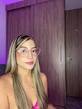 Snapshot of Issabela_G1 chatting on 10-15-25, 11:46 Issabela G1 online show from 10-15-25, 11:46