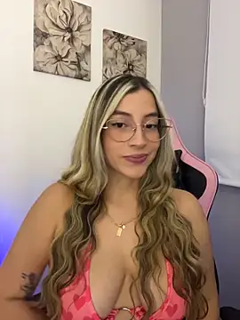 Snapshot of Issabela_G1 chatting on 05-10-26, 12:36 Issabela G1 online show from 05-10-26, 12:36
