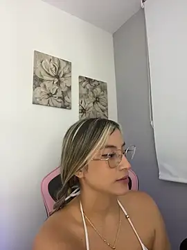 Snapshot of Issabela_G1 chatting on 04-30-26, 12:06 Issabela G1 online show from 04-30-26, 12:06
