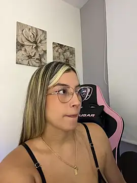 Issabela G1 online show from 04-18-26, 02:47