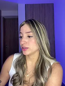 Snapshot of Issabela_G1 chatting on 03-05-25, 04:24 Issabela G1 online show from 03-05-25, 04:24