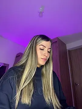 Snapshot of Issabela_G1 chatting on 02-22-25, 03:01 Issabela G1 online show from 02-22-25, 03:01