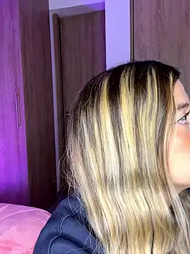 Snapshot of Issabela_G1 chatting on 01-11-26, 04:30 Issabela G1 online show from 01-11-26, 04:30