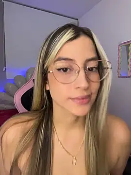 Snapshot of Issabela_G1 chatting on 05-24-26, 04:56 Issabela G1 online show from 05-24-26, 04:56