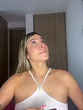 Snapshot of Issabela_G1 chatting on 02-05-25, 03:23 Issabela G1 online show from 02-05-25, 03:23