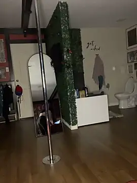 Snapshot of Luluof chatting on 12-17-25, 06:18 Luluof online show from 12-17-25, 06:18