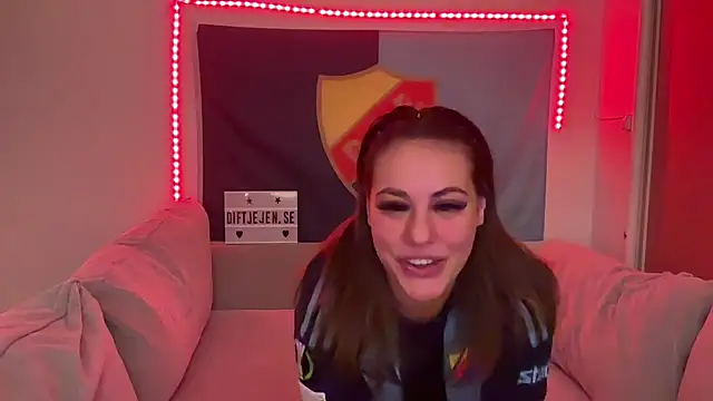 Dif-tjejen online show from 11-15-25, 07:18