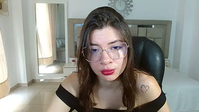 zoecruzz online show from 12-18-25, 02:32