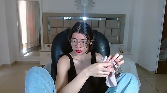 zoecruzz online show from 11-18-25, 03:26