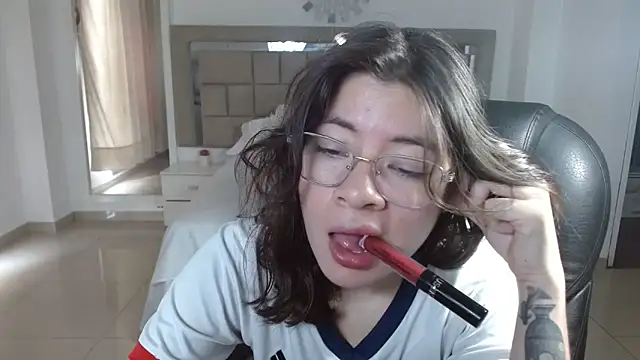 zoecruzz online show from 11-11-25, 03:07