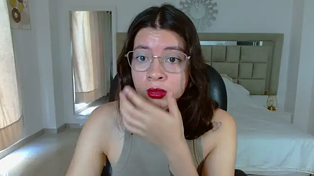 zoecruzz online show from 10-22-25, 03:11