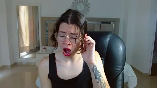 zoecruzz online show from 10-24-25, 03:11