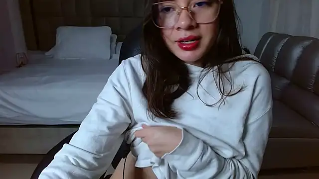 Snapshot of zoecruzz chatting on 02-13-26, 02:28 zoecruzz online show from 02-13-26, 02:28