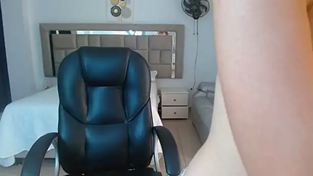 zoecruzz online show from 04-10-26, 02:02