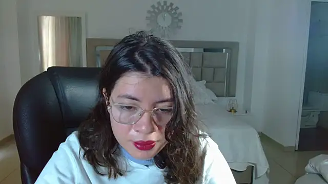 zoecruzz online show from 11-14-25, 03:15