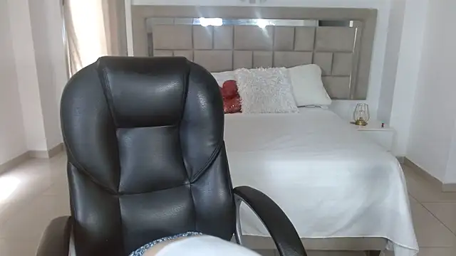 zoecruzz online show from 11-20-25, 03:02