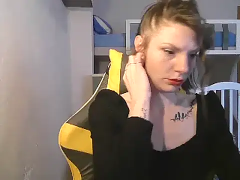 Snapshot of Feli_blue chatting on 02-18-25, 12:06 Feli blue online show from 02-18-25, 12:06