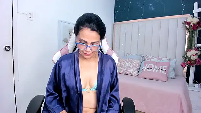 margot smith  online show from 11-18-25, 12:30