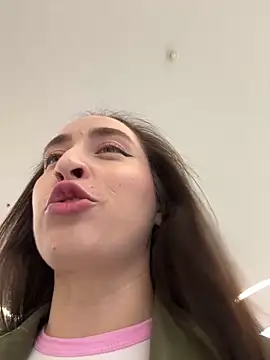 Snapshot of Holly_Play chatting on 09-25-25, 07:14 Holly Play online show from 09-25-25, 07:14