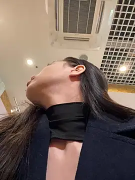 Snapshot of Holly_Play chatting on 03-18-25, 10:07 Holly Play online show from 03-18-25, 10:07