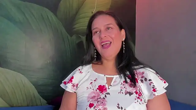 Snapshot of Sharllot_bbw chatting on 12-30-24, 07:32 Sharllot bbw online show from 12-30-24, 07:32